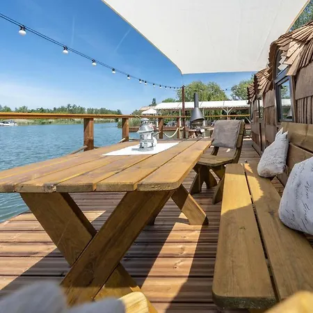 Ботель Lieblingsplatz - Schwimmendes Iglu Elbe-Parey