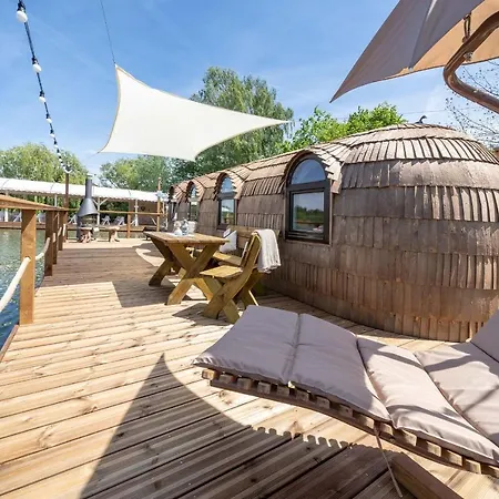 Lieblingsplatz - Schwimmendes Iglu Ботель