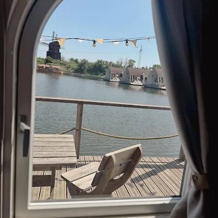 Lieblingsplatz - Schwimmendes Iglu Båthotell