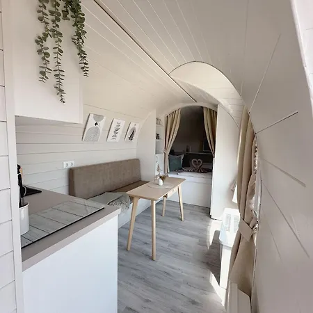 Botel Schwimmendes Igluhotel