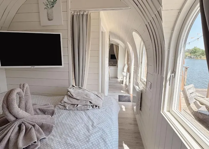 Båthotell Lieblingsplatz - Schwimmendes Iglu Elbe-Parey