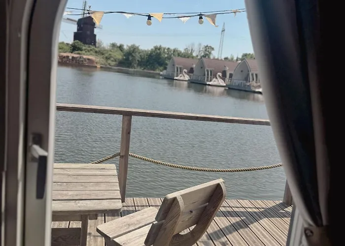 Lieblingsplatz - Schwimmendes Iglu Båthotell